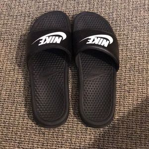 NIKE BLACK SLIDES